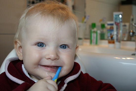 Barn borstar tänderna