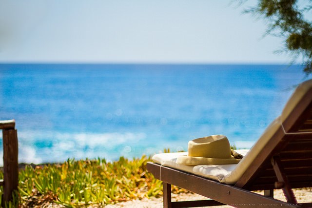 Koppla av på en solstol vid stranden i sommar.